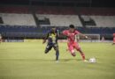 Kevin Peralta (der.) de El Nacional disputa un balón con su rival del Sportivo Trinidense. Foto: X @ElNacionalEc