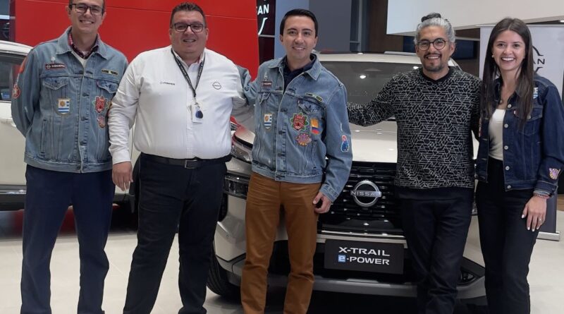 Desde la izq.: Eduardo Lloret, Walter Ortiz, Wladimir Checa, Apitatan, artista urbano, y Verónica Lasso, gerente de Marketing Nissan Ecuador.