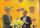Roberto Kury, gerente de CNT, y Francisco Egas, presidente de la Federación Ecuatoriana de Fútbol (FEF), en la firma de la alianza estratégica. Foto: Tito Rosales Cox