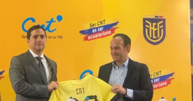 Roberto Kury, gerente de CNT, y Francisco Egas, presidente de la Federación Ecuatoriana de Fútbol (FEF), en la firma de la alianza estratégica. Foto: Tito Rosales Cox