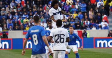 Ángelo Preciado despeja el balón ante la presencia de jugadores de Italia, en la derrota de la Selección de Ecuador, en New Jersey.