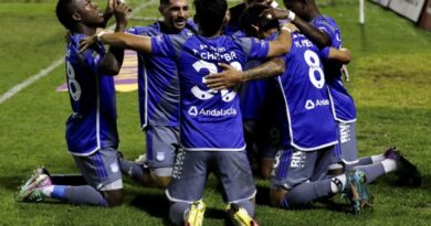 Los jugadores de Emelec celebran el segundo gol ante Deportivo Cuenca, en el estadio Alejandro Serrano Aguilar. Foto: X Emelec