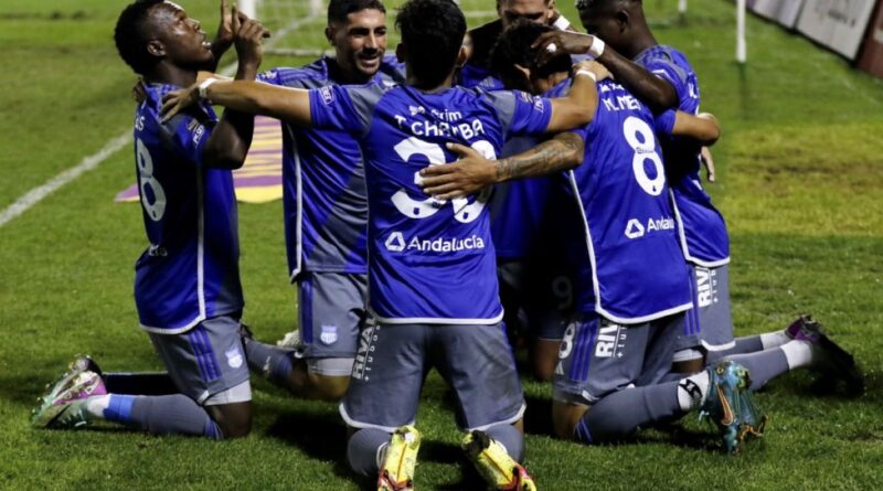 Los jugadores de Emelec celebran el segundo gol ante Deportivo Cuenca, en el estadio Alejandro Serrano Aguilar. Foto: X Emelec
