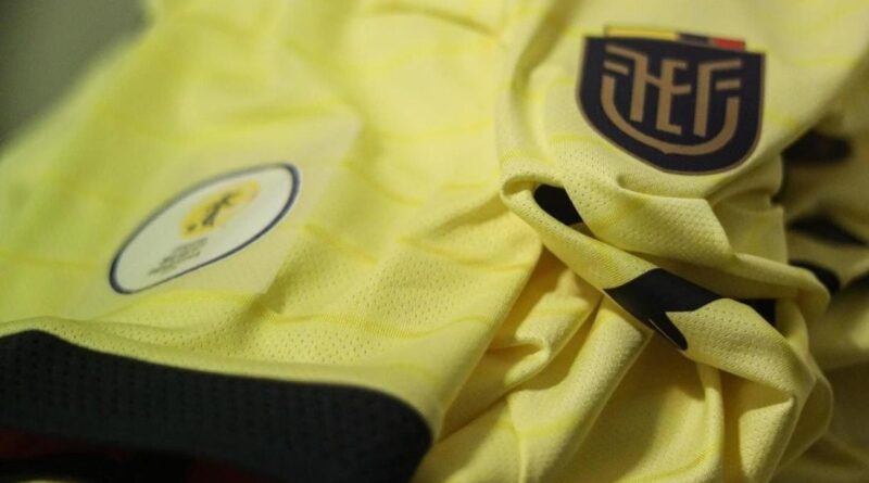 Camiseta actual de la Selección de Ecuador para las eliminatorias rumbo al Mundial de 2026. Foto: Twitter @LaTri