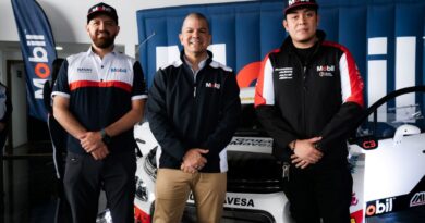 Desde la izq.: Luis Mena, copiloto del equipo Mobil; Christian Ayala, director de Mercadeo de Mobil™ Ecuador; Martín Navas, piloto titular del equipo Mobil™.