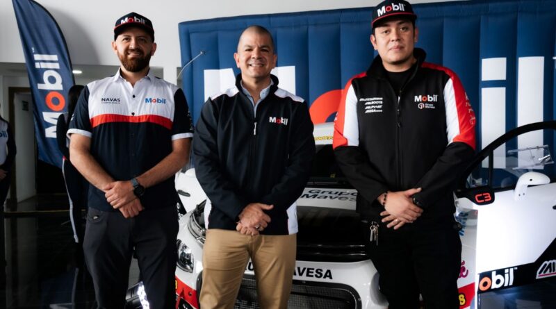 Desde la izq.: Luis Mena, copiloto del equipo Mobil; Christian Ayala, director de Mercadeo de Mobil™ Ecuador; Martín Navas, piloto titular del equipo Mobil™.