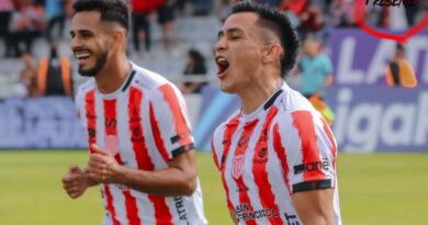 Diego Armas (derecha) celebra el gol que le dio el triunfo al Técnico Universitario sobre Cumbayá FC, en el estadio Bellavista, este 3 de marzo del 2024. Foto: X Técnico Universitario