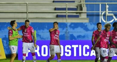 Jugadores de Independiente del Valle celebran su triunfo ante Delfín. Foto: X @IDV_EC