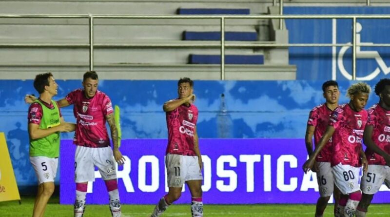 Jugadores de Independiente del Valle celebran su triunfo ante Delfín. Foto: X @IDV_EC