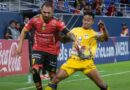 Lucas Mancinelli del Deportivo Cuenca disputa un balón con un rival del Delfín. Foto: Instagram @Sudamericana