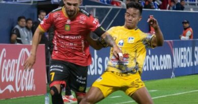 Lucas Mancinelli del Deportivo Cuenca disputa un balón con un rival del Delfín. Foto: Instagram @Sudamericana