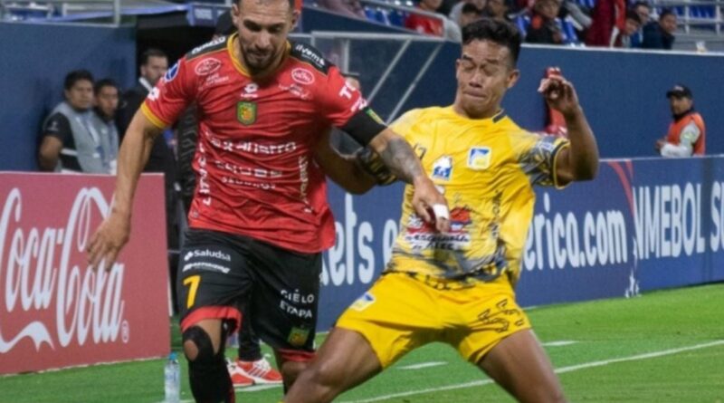 Lucas Mancinelli del Deportivo Cuenca disputa un balón con un rival del Delfín. Foto: Instagram @Sudamericana