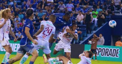 Jaime Ayoví (centro), de Emelec, impulsa un cabezazo ante Mushuc Runa. Foto: Twitter @CSEmelec