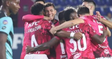 Jugadores de Independiente del Valle celebran uno de sus goles ante el Libertad. Foto: Twitter @IDV_EC