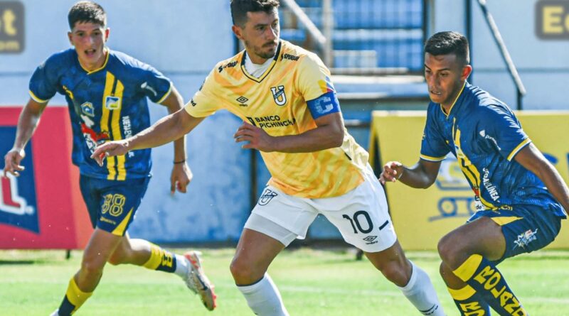 Universidad Católica ganó 2-0 al Delfín, en el estadio Jocay de Manta. Está tercero en la tabla de posiciones. En la foto: Facundo Martínez.