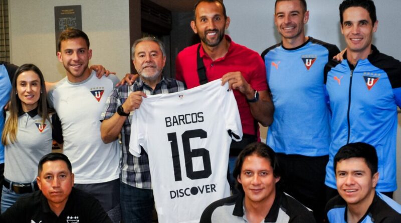 Hernán Barcos se reunió con jugadores de Liga de Quito, en Lima.
