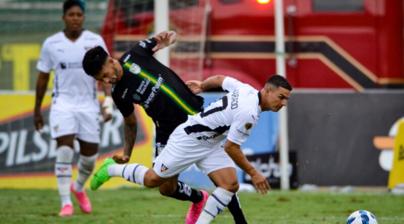 Alexander Alvarado, de Liga de Quito, jugó en la derrota ante Orense, en Machala.