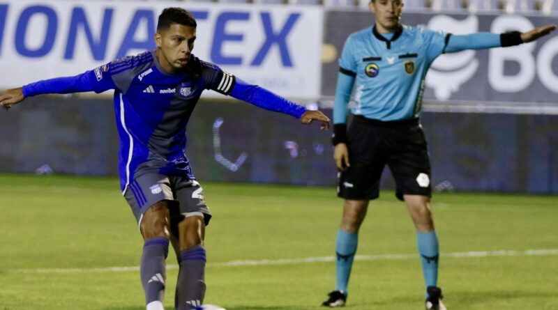 Luis Fernando León anotó el gol de penal para Emelec, en el empate de 1-1 ante Técnico Universitario, en Ambato.