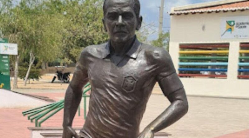 Retiran la estatua de Dani Alves por ordenes del Ministerio Público.