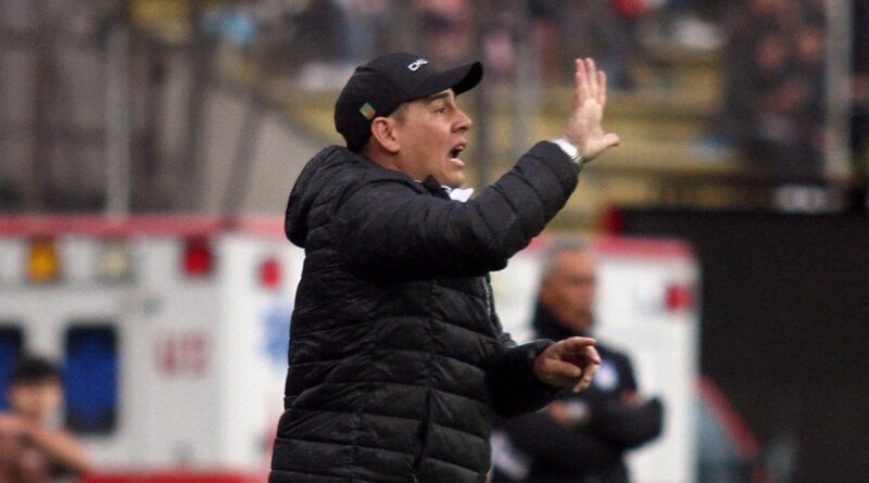 Luis García dejó de ser el entrenador de Deportivo Cuenca, el club lo hizo oficial mediante sus cuentas de redes sociales