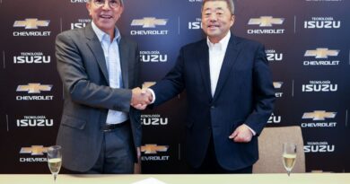 Santiago Chamorro, presidente ejecutivo de General Motors Sudamérica y Yasuyuki Niijima, vicepresidente senior de la División de Ventas de Isuzu Motors.
