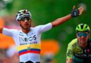 El ecuatoriano Jhonatan Narváez cayó de su bicicleta luego de chocar con Ethan Vernon a 85 km de la meta de la etapa 4 del Giro de Italia.