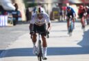 Narváez y Cepeda mantienen su posición en el pelotón durante la etapa 13 del Giro de Italia 2024, mientras Milan se alza con la victoria en un sprint impresionante.