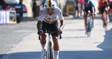 Narváez y Cepeda mantienen su posición en el pelotón durante la etapa 13 del Giro de Italia 2024, mientras Milan se alza con la victoria en un sprint impresionante.