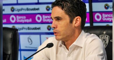 Josep Alcácer, entrenador español, deja su cargo en Liga de Quito después de 134 días debido a resultados insatisfactorios.
