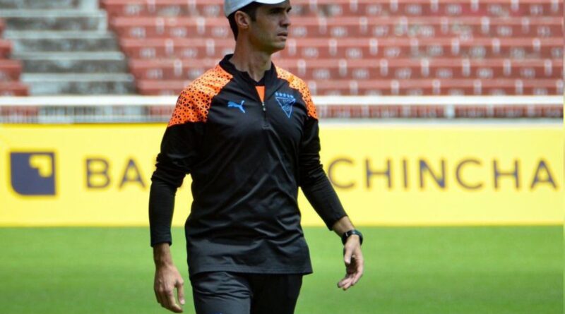 Josep Alcácer, exentrenador de Liga de Quito, enfrentó desafíos y tensiones durante su breve gestión en el equipo ecuatoriano.