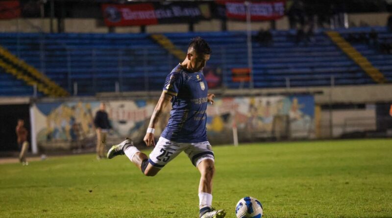 Empate sin goles: Libertad y Deportivo Cuenca igualan 0-0 en un partido marcado por polémicas arbitrales en Loja.