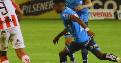 Jonathan Borja celebra su doblete decisivo que asegura la victoria del Nacional sobre Técnico Universitario en la LigaPro.