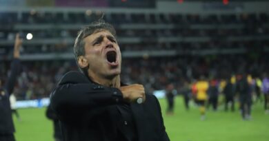 El entrenador de Universitario, Fabián Bustos, recibió varios insultos por parte de la hinchada 'alba' por sus experiencias previas ante LDU.