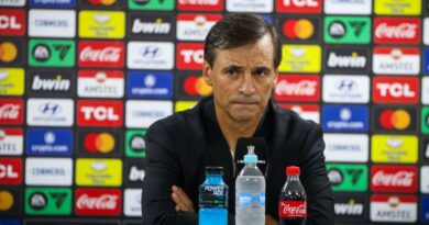 El director técnico de Universitario, Fabián Bustos, recibió insultos por parte de la hinchada de Liga de Quito.