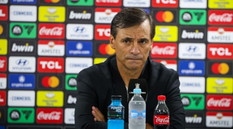 El director técnico de Universitario, Fabián Bustos, recibió insultos por parte de la hinchada de Liga de Quito.