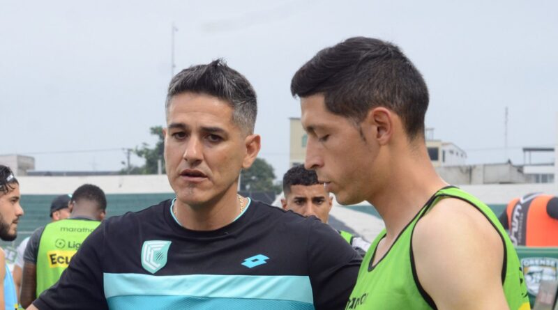 Tras la derrota 1-0 ante Orense, Norberto Araujo, DT de Cumbayá, anunció su salida del club por razones institucionales y deportivas.