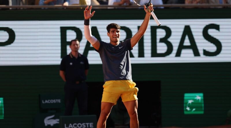 Carlos Alcaraz celebra el triunfo sobre el italiano Sinner, que lo llevó a su primera final del Roland Garros.