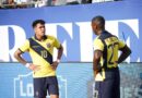 Kendry Páez y Moisés Caicedo conversan en el partido de la Selección de Ecuador ante Argentina, en Chicago.