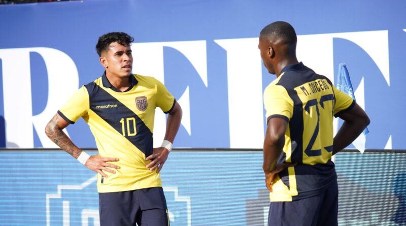 Kendry Páez y Moisés Caicedo conversan en el partido de la Selección de Ecuador ante Argentina, en Chicago.