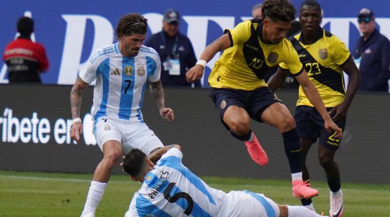 Jeremy Sarmiento, en el partido de la Selección de Ecuador ante Argentina, en Chicago. Félix Sánchez hará cambios en Ecuador.