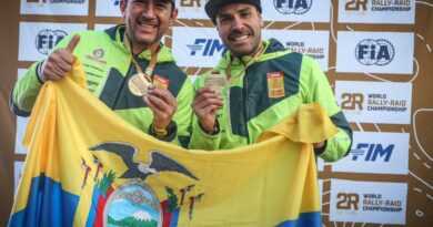 Sebastián Guayasamín y su copiloto Fernando Acosta celebran su victoria en la primera etapa del Rally Desafío Ruta 40, demostrando su destreza en los terrenos desafiantes de Argentina.