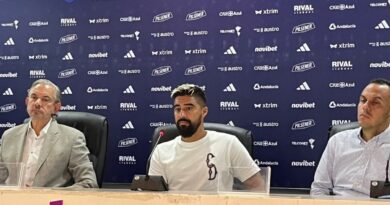 Cristhian Noboa, centrocampista del Emelec, durante una conferencia de prensa donde anunció su decisión de pausar su contrato debido a una lesión en la rodilla.
