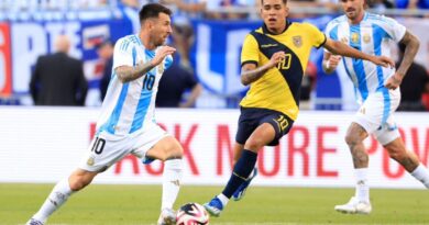 La sonrisa de Kendry Páez dice más que mil palabras: intercambio de camisetas con Lionel Messi tras el encuentro entre Ecuador y Argentina.