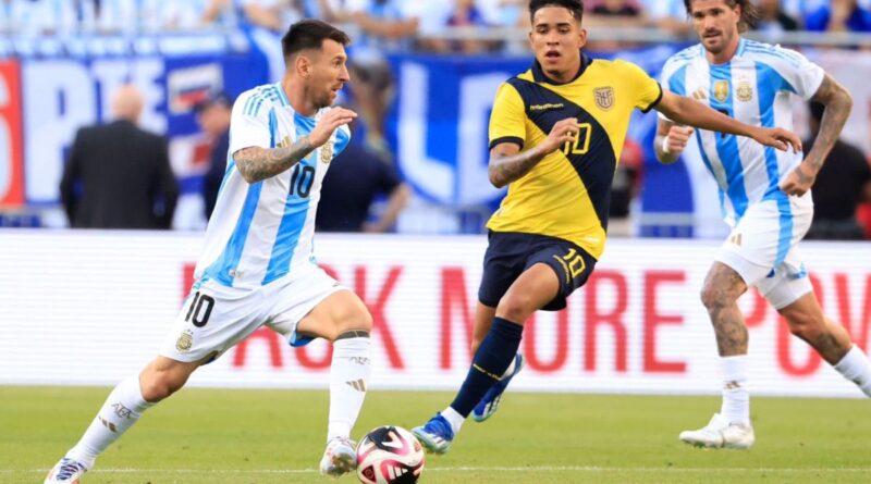 La sonrisa de Kendry Páez dice más que mil palabras: intercambio de camisetas con Lionel Messi tras el encuentro entre Ecuador y Argentina.