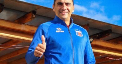 Martín Mandra seguirá al mando del Deportivo Quito después de que la directiva reconsiderara su decisión inicial de destituirlo como entrenador.