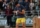 Carlos Alcaraz avanza a las semifinales de Roland Garros 2024 tras una victoria contundente sobre Stefanos Tsitsipas.