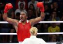 Gerlon Congo festeja su clasificación a los cuartos de final de los +92 kg en los Juegos Olímpicos de París 2024.