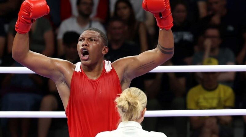 Gerlon Congo festeja su clasificación a los cuartos de final de los +92 kg en los Juegos Olímpicos de París 2024.