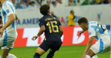 Argentina celebra su clasificación a semifinales tras vencer a Ecuador en penales en la Copa América 2024.