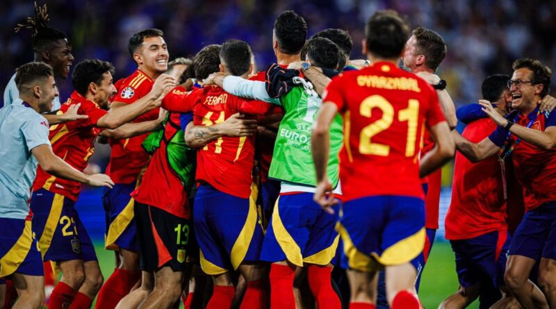 España celebra su pase a la final de la Eurocopa 2024 tras vencer 2-1 a Francia.